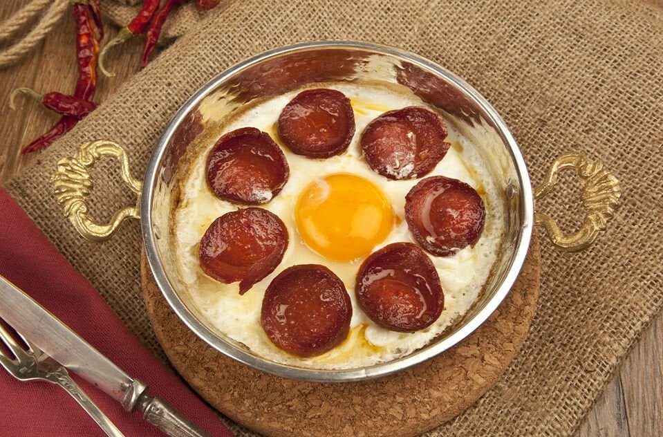 Bayram Sabahına Yakışan Lezzet: Geleneksel Sucuklu Kahvaltı